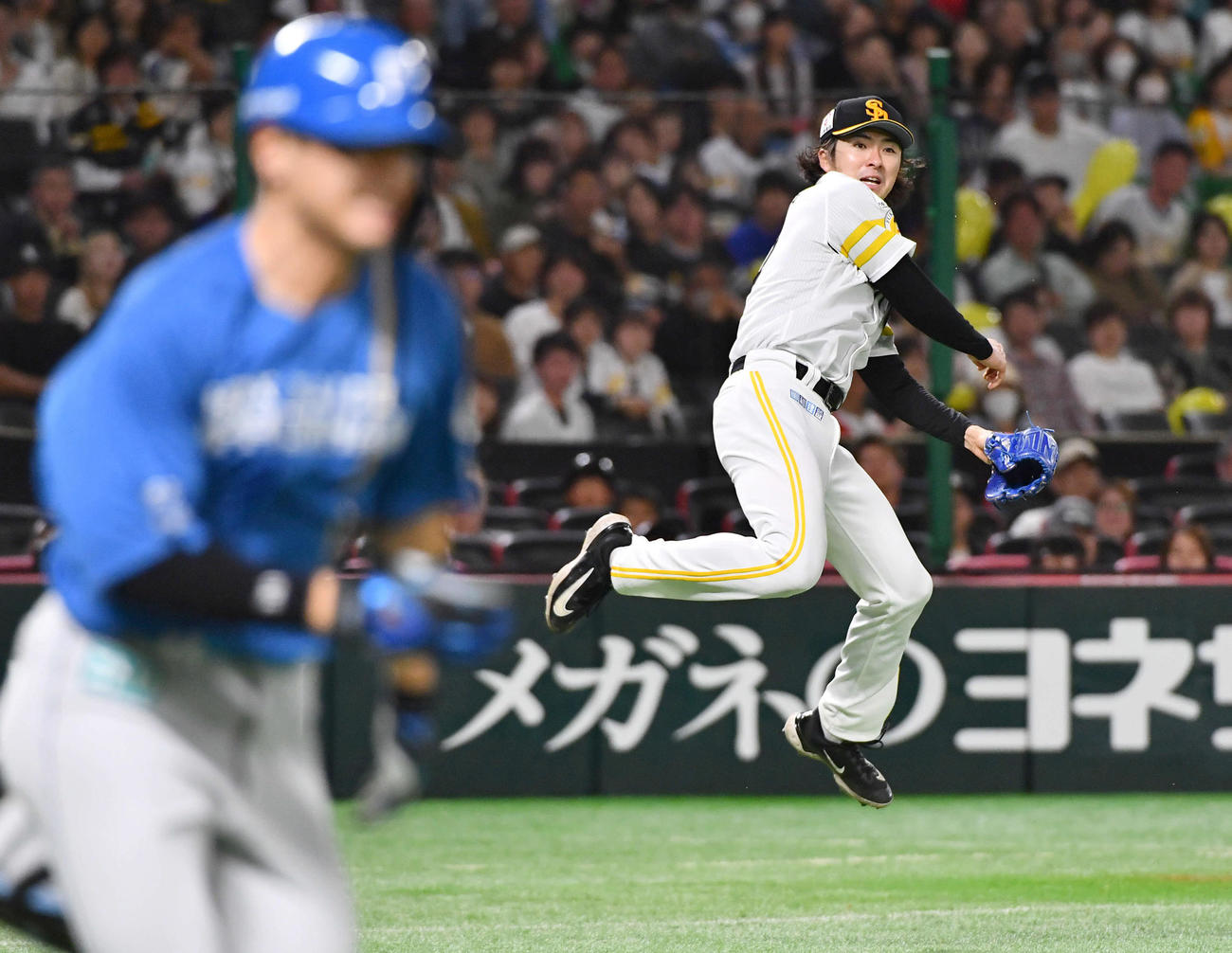 ソフトバンク対日本ハム　7回表日本ハム1死、郡司（左）のゴロを好守でアウトにする上沢（撮影・岩下翔太）