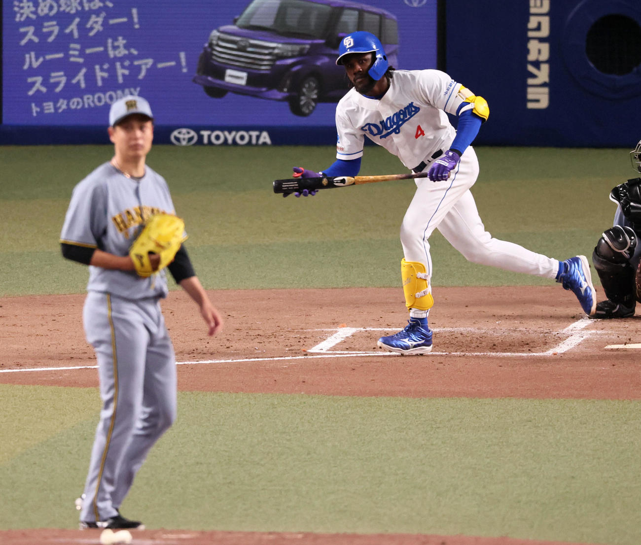 中日対阪神　2回裏中日無死、カリステは中前打を放つ。投手大竹（撮影・加藤哉）