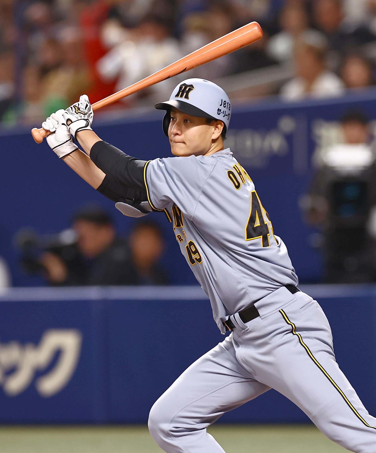 中日対阪神　4回表阪神2死一、二塁、大竹は左前打を放つ（撮影・上田博志）