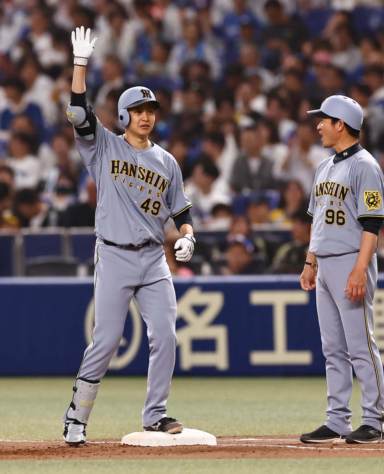 中日対阪神　4回表阪神2死一、二塁、大竹は左前打を放つ（撮影・上田博志）