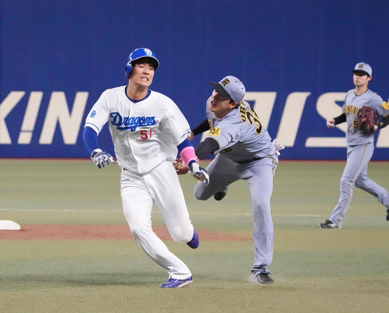 中日対阪神　5回裏中日2死一、三塁、一二塁間で挟殺される上林（左）野手は小幡（撮影・森本幸一）
