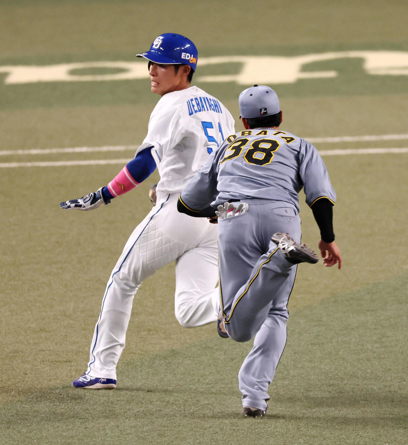 中日対阪神　5回裏中日2死一、三塁、打者高橋周のとき一塁走者上林は一・二塁間で小幡（右）にタッチされアウトになる（撮影・加藤哉）