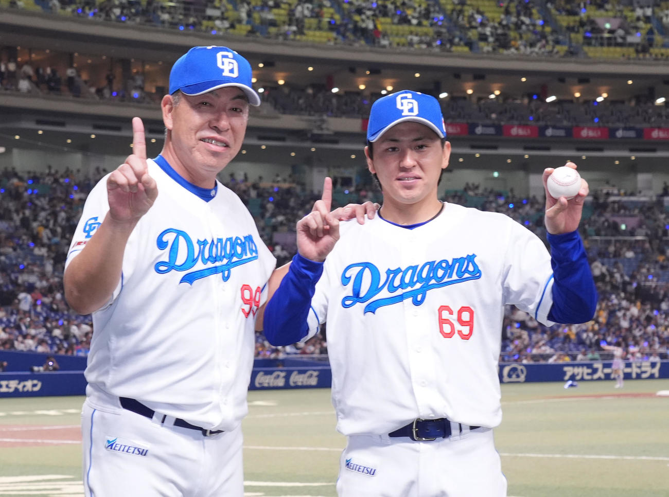 中日対阪神　井上監督（左）と勝利球を手にポーズを決める三浦（撮影・森本幸一）
