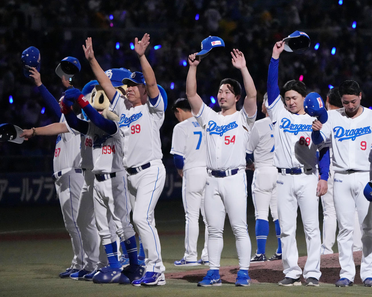 中日対阪神　観客に手を振る井上監督（中央）ら中日ナイン（撮影・森本幸一）