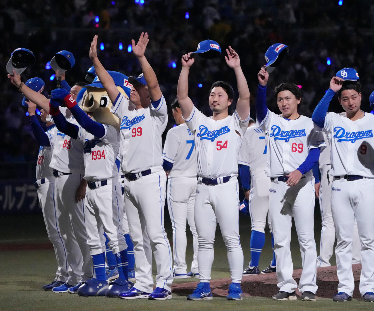 中日対阪神　観客に手を振る井上監督（中央）ら中日ナイン（撮影・森本幸一）