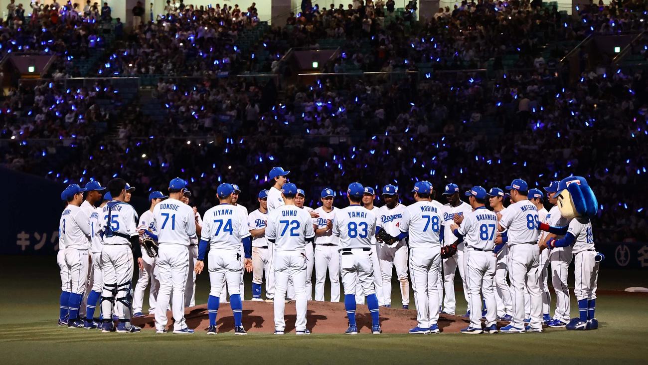 中日対阪神　プロ初勝利をあげた三浦は円陣の中でナインに話をする（撮影・上田博志）