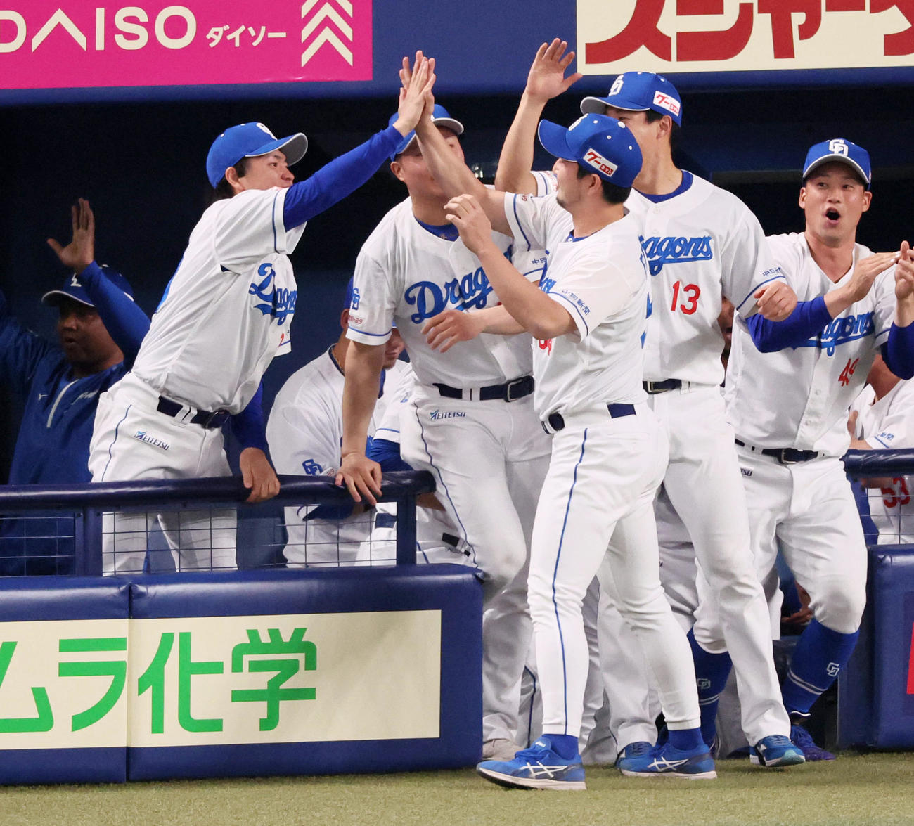 中日対阪神　プロ初先発で初勝利を決めナインとハイタッチする中日三浦（左）（撮影・加藤哉）