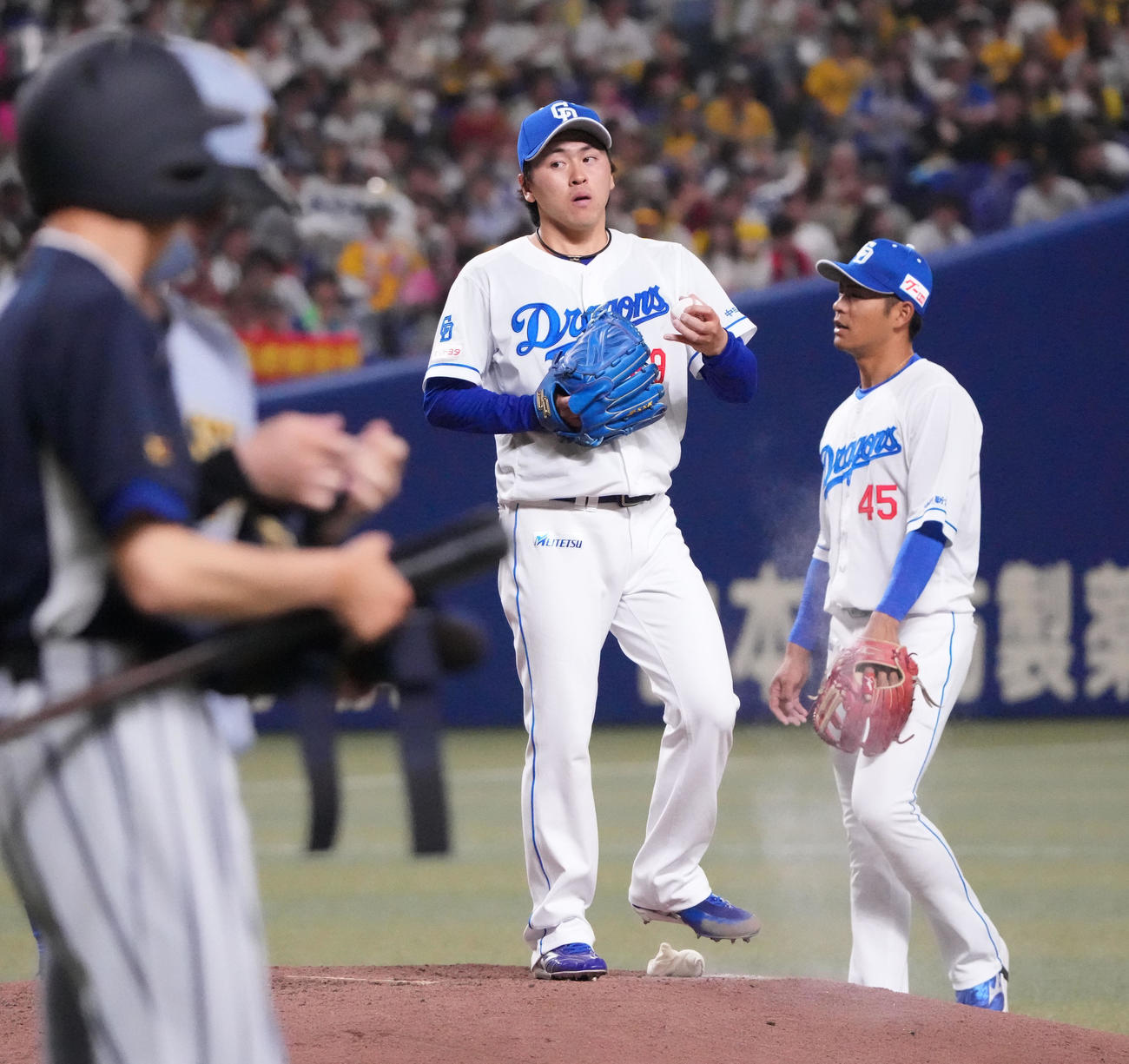 中日対阪神　3回表阪神2死満塁、マウンドの三浦（中央）のもとに集まる中日ナイン（撮影・森本幸一）