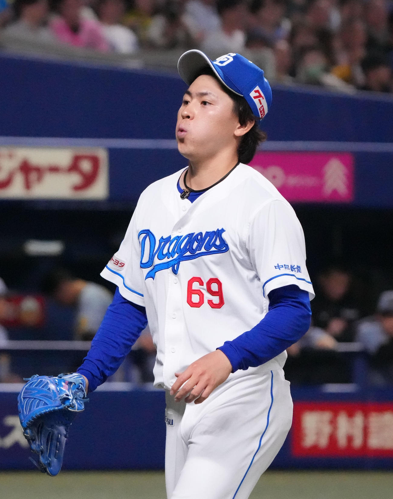 中日対阪神　3回表終了、ピンチを脱し大きく息をしながらベンチへ戻る三浦（撮影・森本幸一）