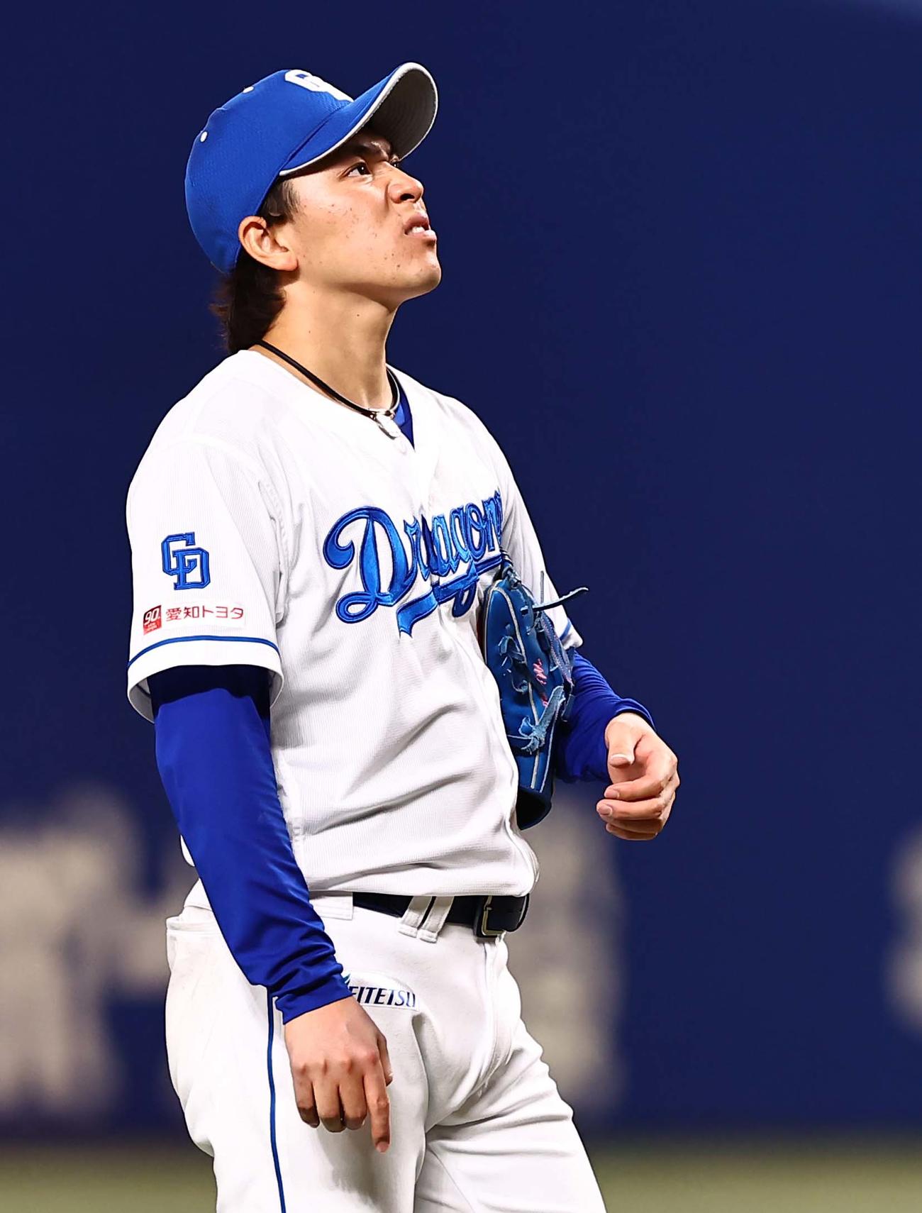 中日対阪神　4回表阪神2死一塁、坂本に先制適時二塁打を浴びた三浦（撮影・上田博志）