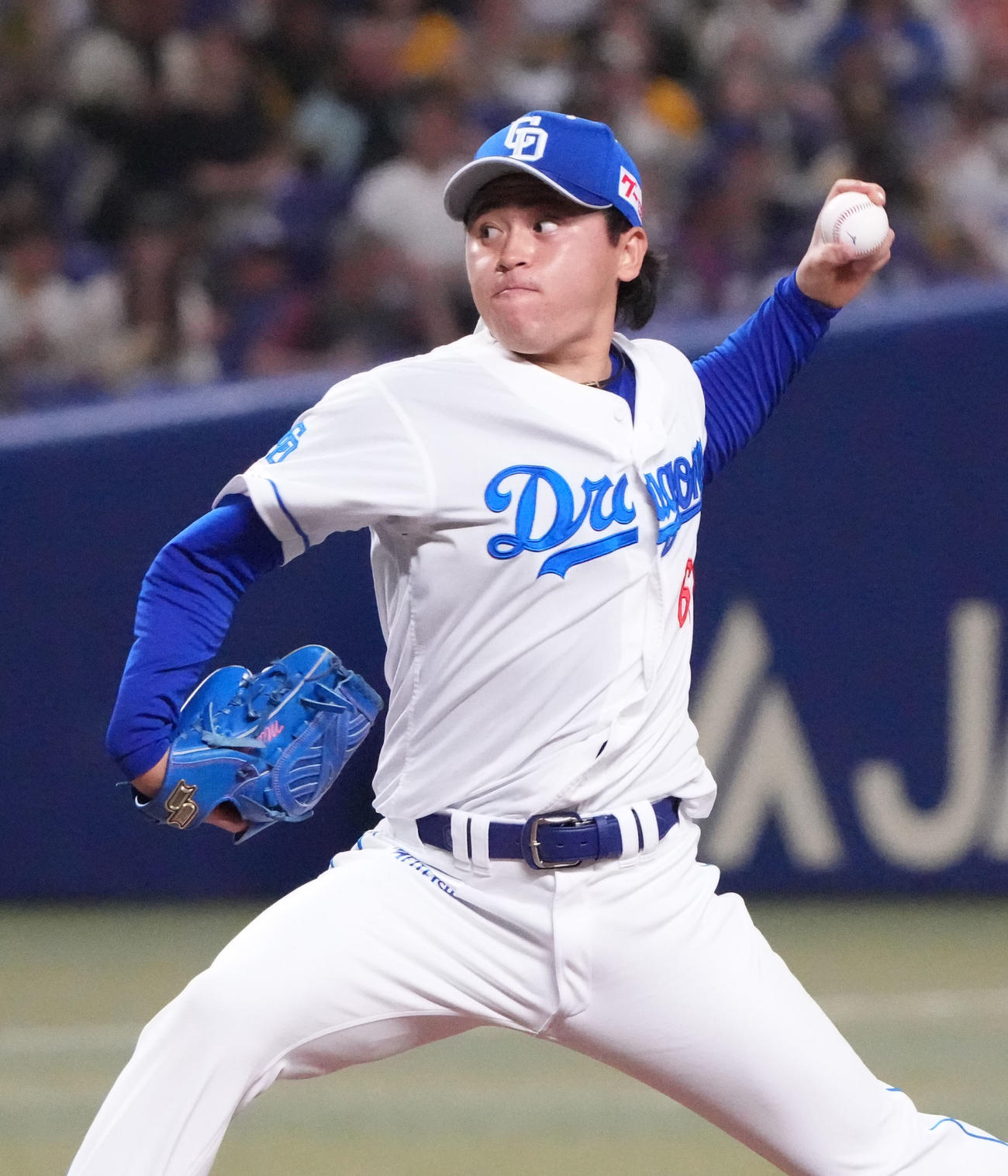 中日対阪神　1回表、登板する中日先発の三浦（撮影・森本幸一）