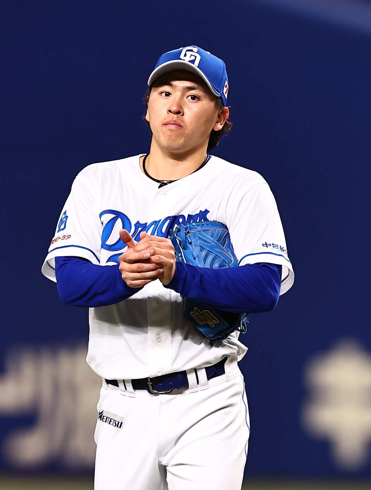中日対阪神　4回表阪神2死一塁、坂本に先制適時二塁打を浴びた三浦（撮影・上田博志）