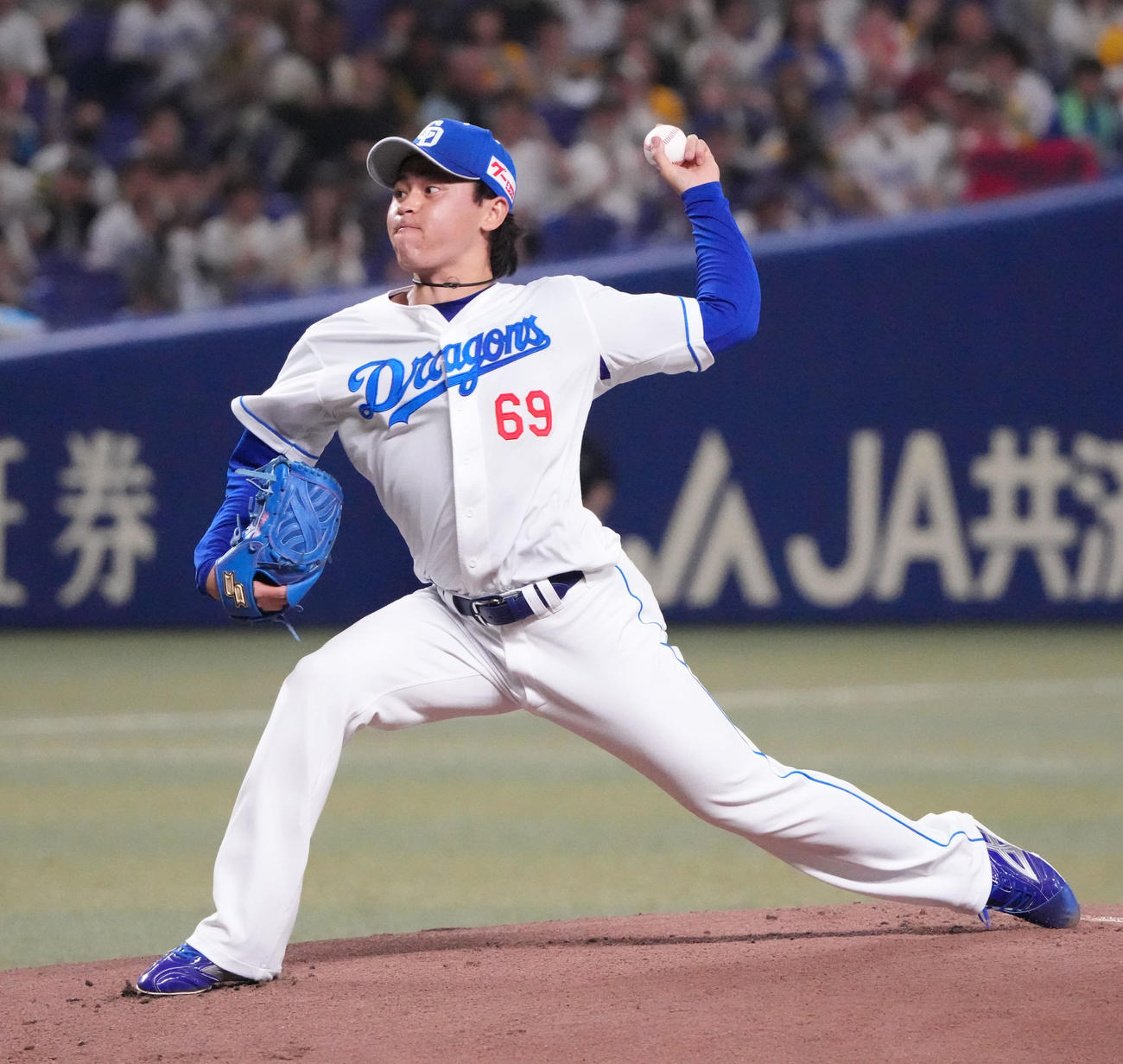 中日対阪神　1回表、登板する中日先発の三浦（撮影・森本幸一）