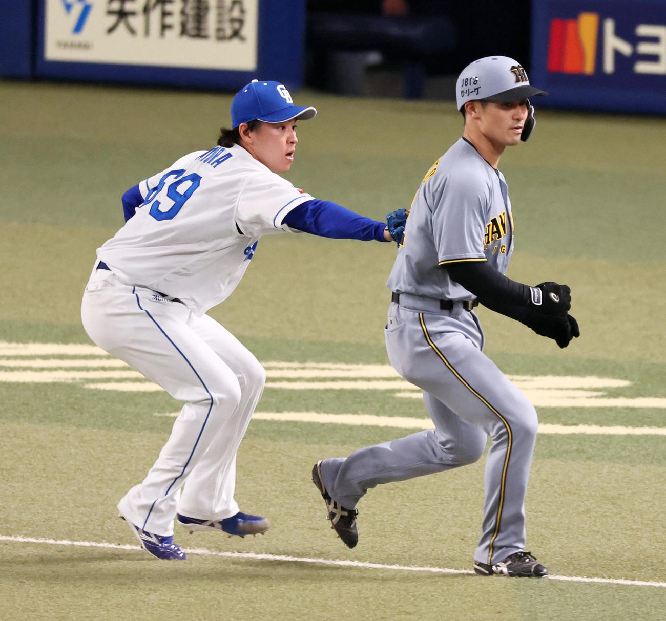 中日対阪神　3回表阪神1死二、三塁、近本の二ゴロで三本間に挟まれアウトになる三塁走者坂本。左は三浦（撮影・加藤哉）