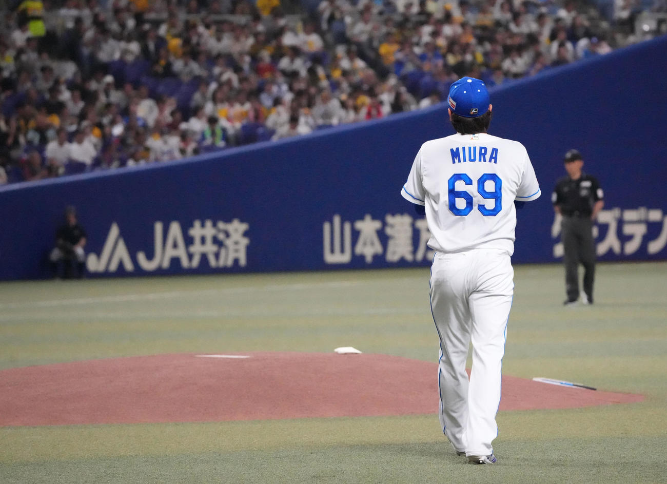 中日対阪神　マウンドへ向かう中日先発の三浦（撮影・森本幸一）