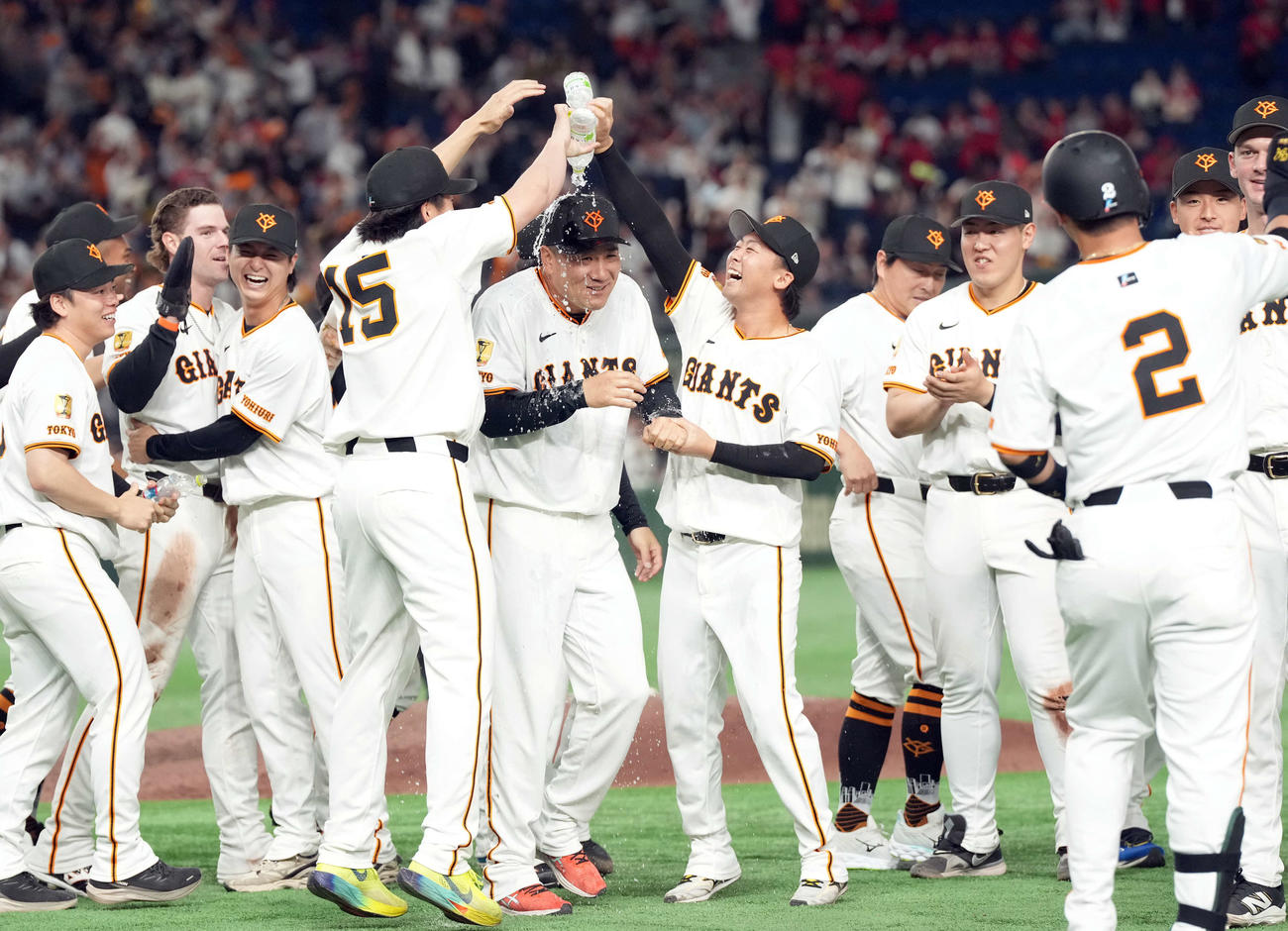 巨人対広島　12回裏、広島にサヨナラ勝ちし水を掛けられる巨人田中将（中央）（撮影・たえ見朱実）