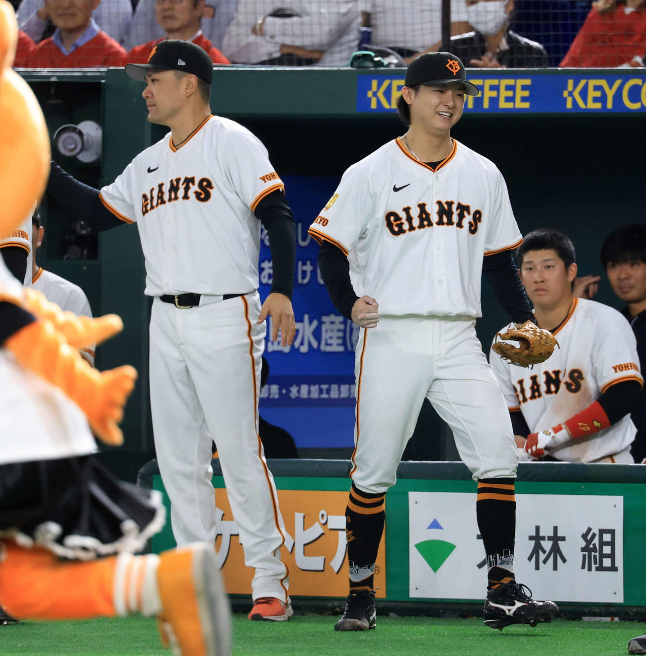巨人対広島　9回表広島の攻撃を抑え、笑顔でガッツポーズする田中瑛（右）。左は田中将（撮影・浅見桂子）