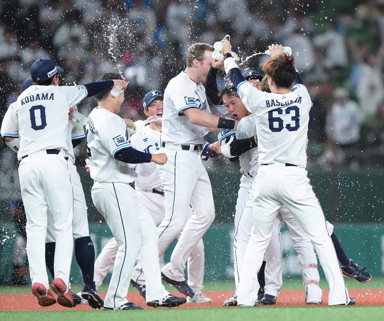西武対楽天　10回裏西武無死二塁、平沼（右から2人目）の右前打を右翼手小郷が悪送球、サヨナラ勝ちし喜ぶ西武の選手たち（撮影・足立雅史）