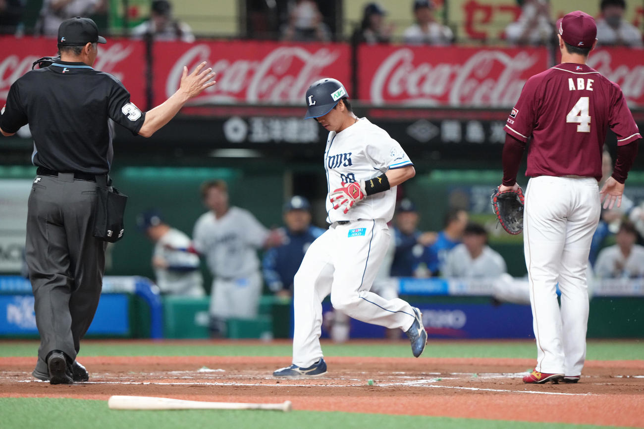 西武対楽天　10回裏西武無死二塁、平沼の右前打を右翼手小郷が悪送球の間にサヨナラのホームを踏む代走仲田（撮影・足立雅史）