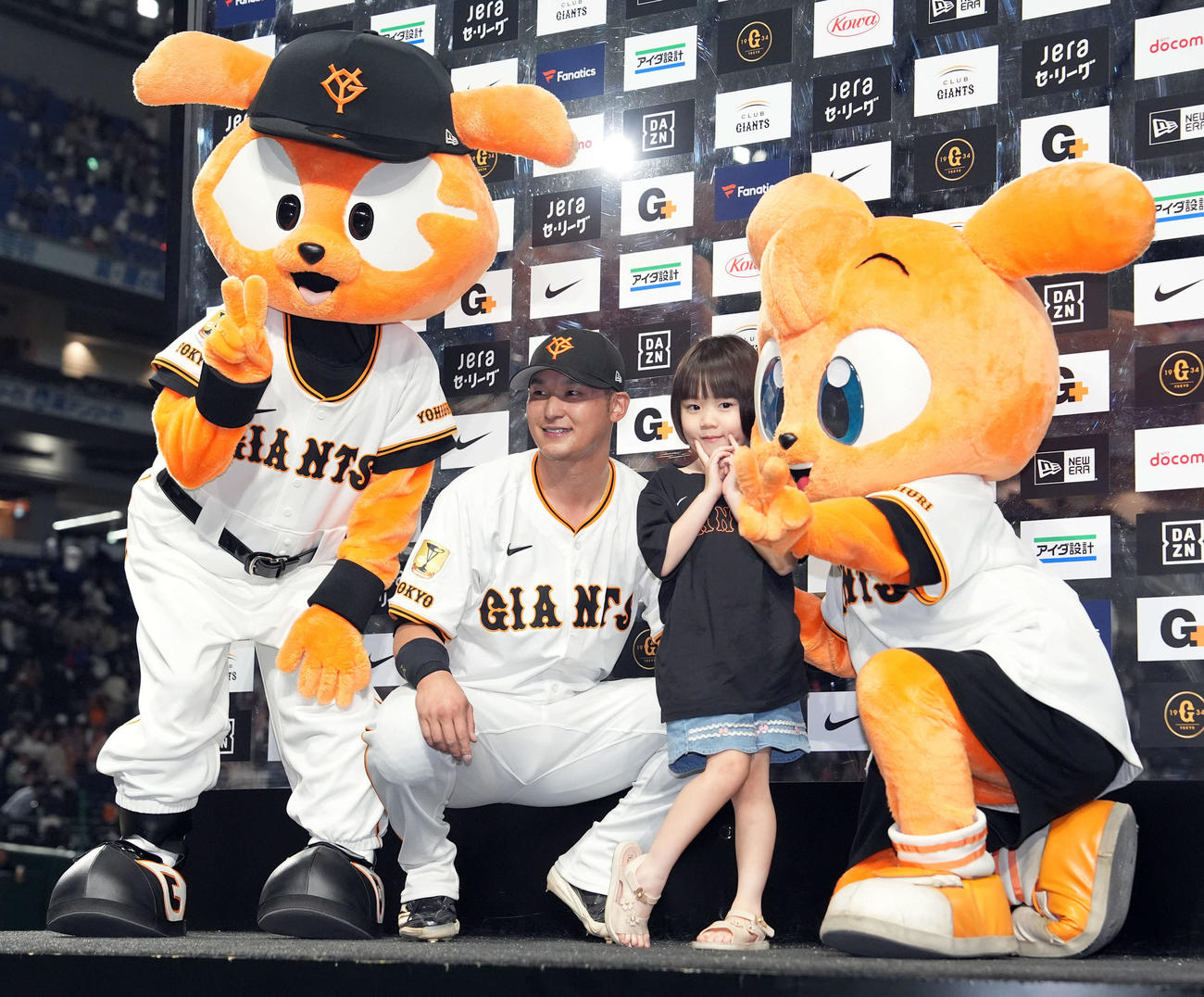 巨人対広島　広島に勝利し子どものファンと記念撮影に納まる巨人吉川（撮影・たえ見朱実）