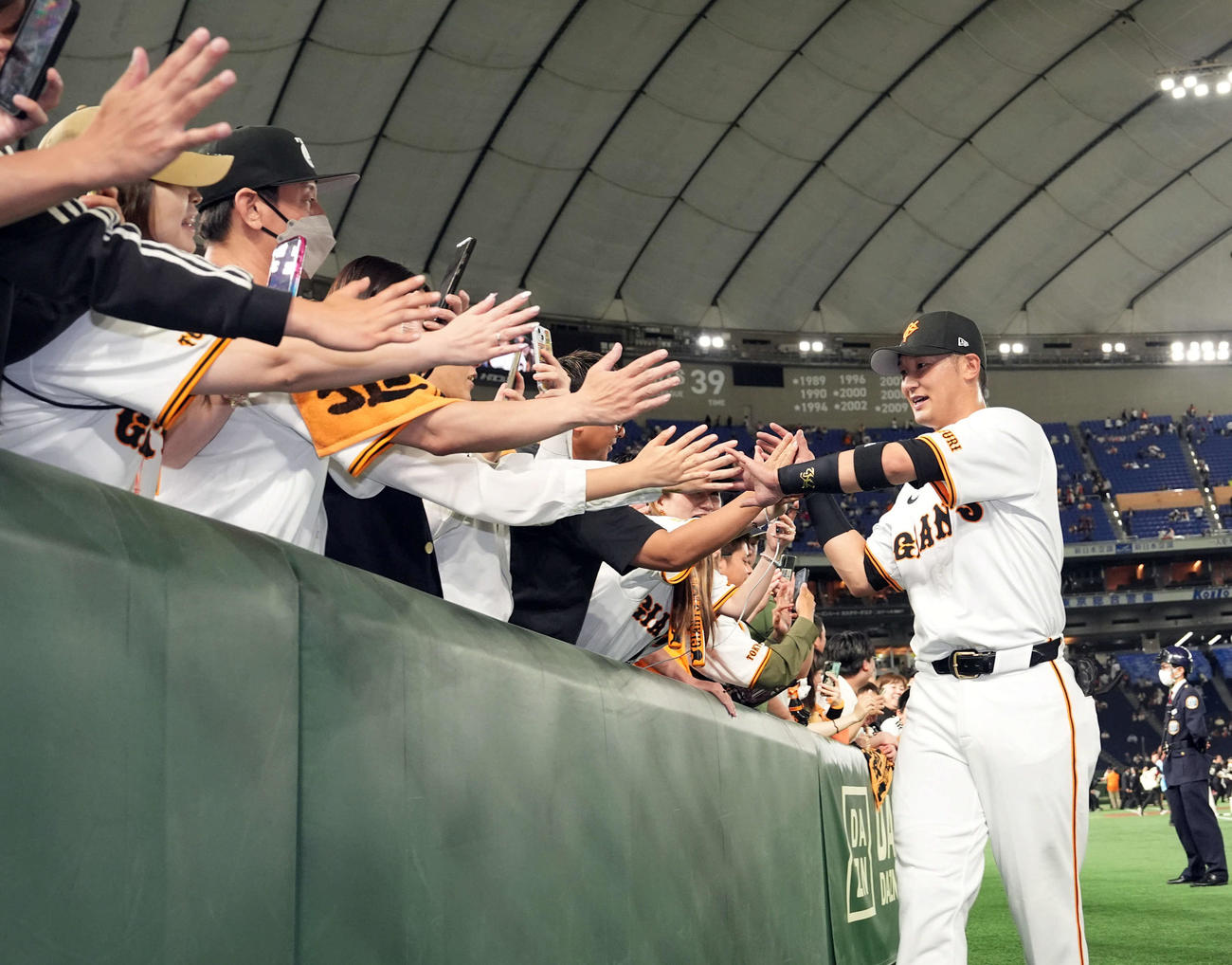 巨人対広島　広島に勝利しファンとハイタッチする巨人吉川（撮影・たえ見朱実）