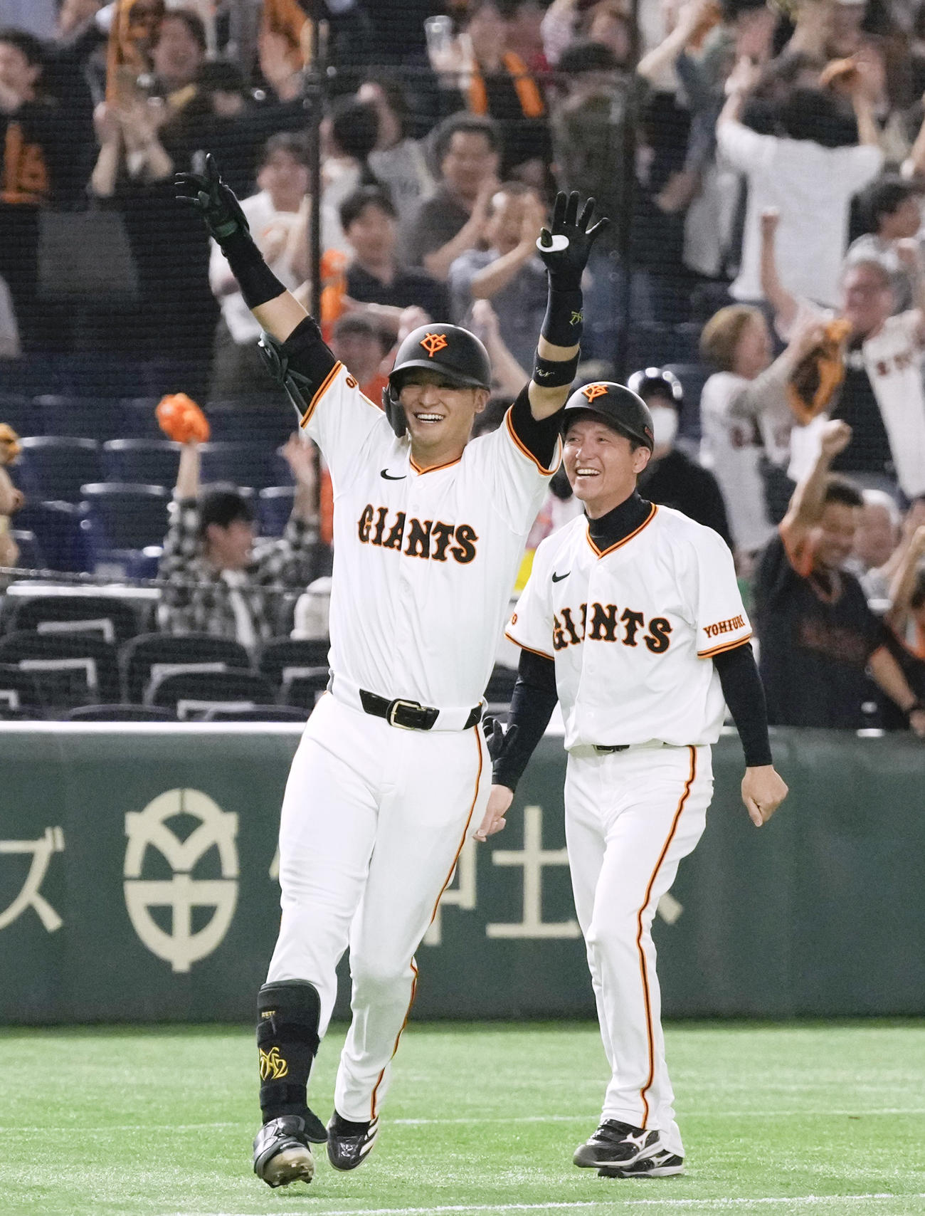 12回、サヨナラ三塁打を放ち喜ぶ巨人吉川（共同）