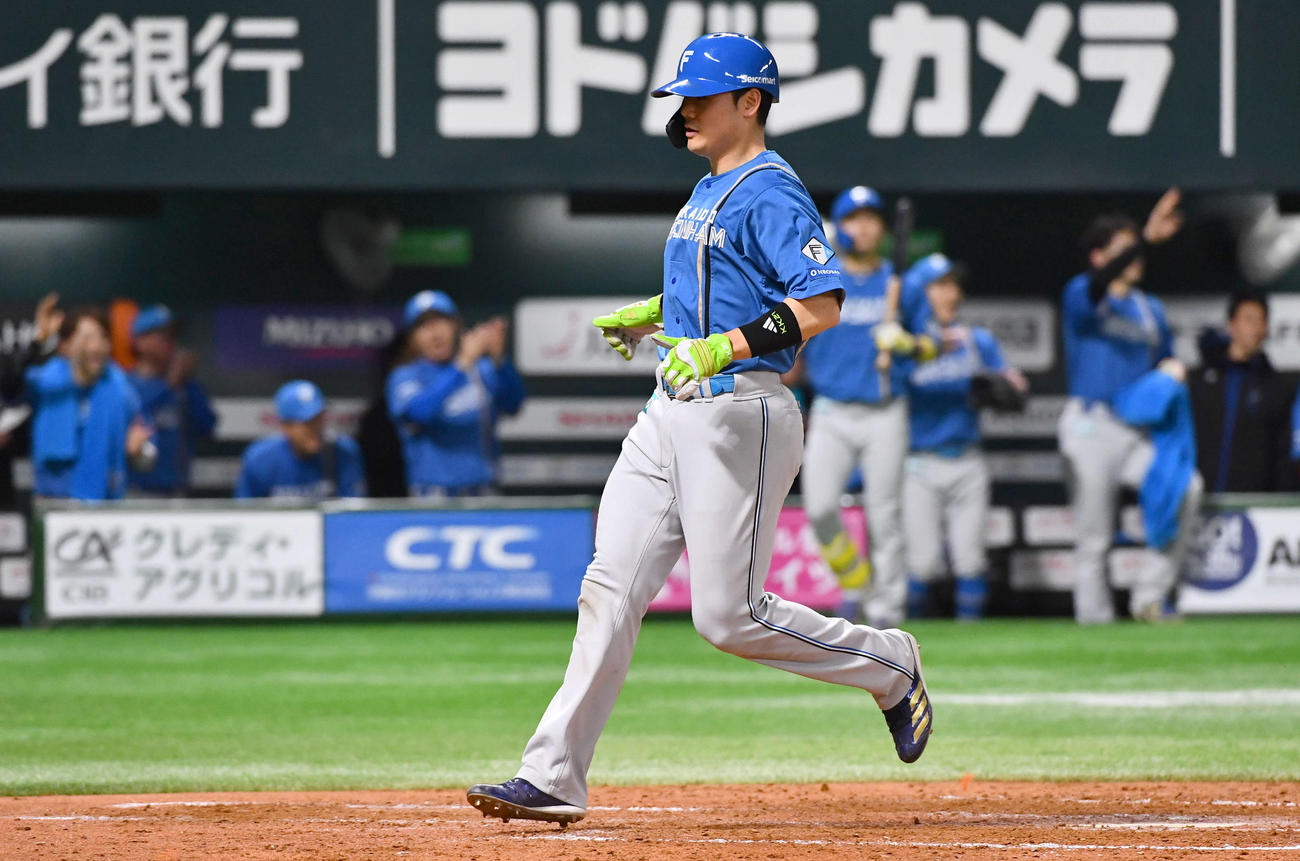 ソフトバンク対日本ハム　5回表日本ハム無死二、三塁、郡司の中犠飛で生還する清宮幸（撮影・岩下翔太）