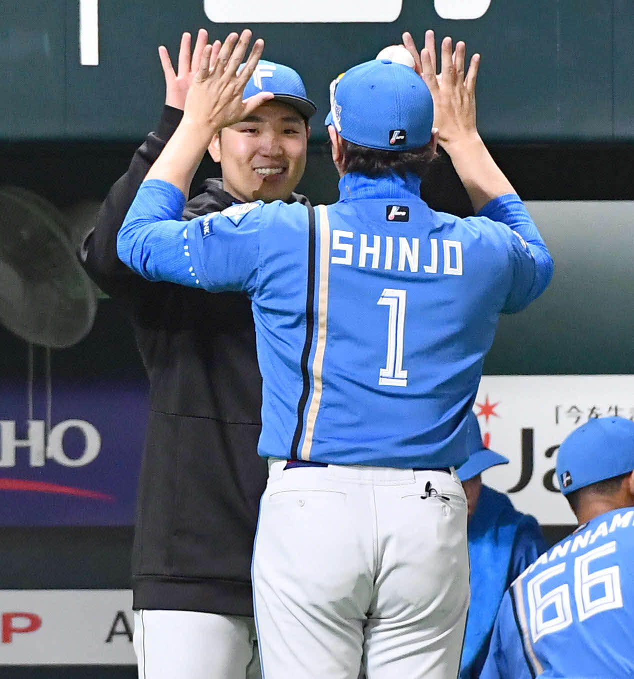 ソフトバンク対日本ハム　来日初勝利を挙げた古林睿煬（左）は、新庄監督との記念撮影を終えて笑顔でハイタッチする（撮影・岩下翔太）