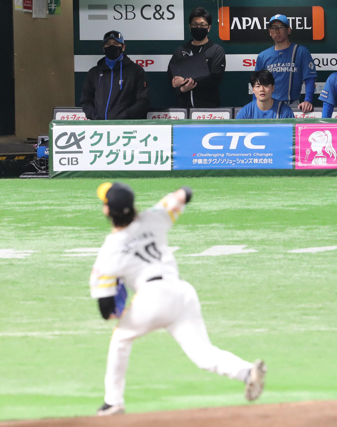 ソフトバンク対日本ハム　先発の上沢を見つめる新庄監督（撮影・梅根麻紀）