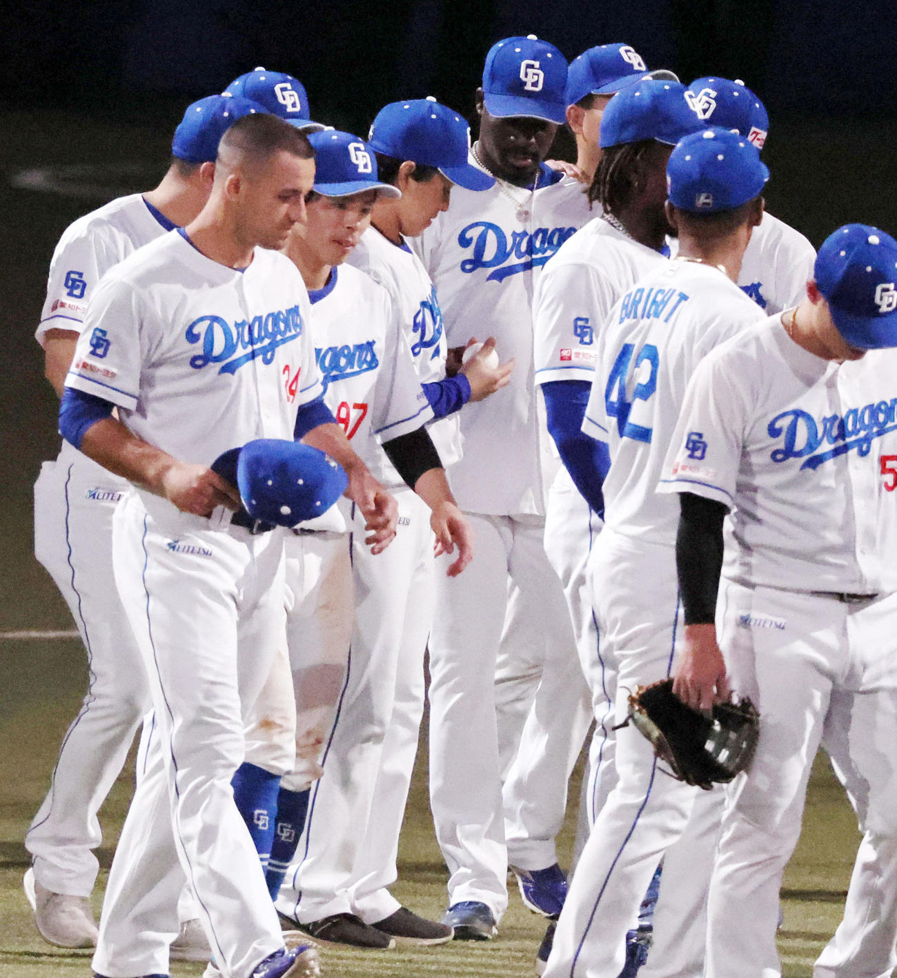中日対阪神　プロ初先発で初勝利を決めマルテ（中央右）からウイニングボールを手渡される中日三浦（撮影・加藤哉）