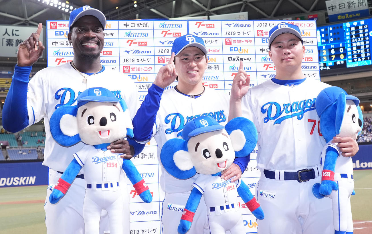 中日対阪神　ヒーローインタビューを終えポーズを決める（左から）マルテ、三浦、近藤（撮影・森本幸一）