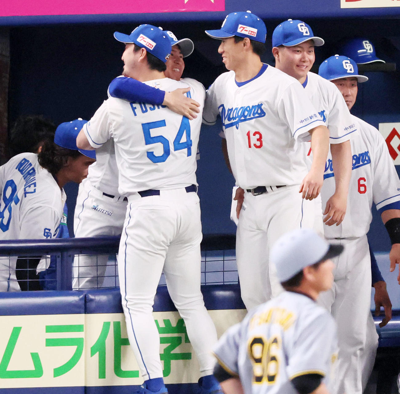 中日対阪神　プロ初先発で初勝利を挙げ、藤嶋（左）と抱き合う中日三浦（撮影・加藤哉）