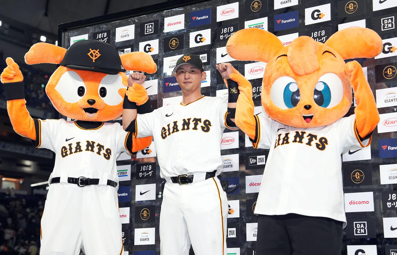 巨人対広島　広島に勝利し記念撮影に納まる巨人吉川（撮影・たえ見朱実）