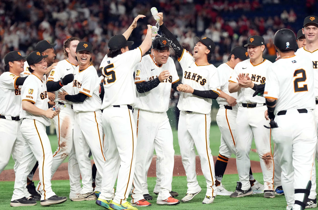 巨人対広島　12回裏、広島にサヨナラ勝ちし水を掛けられる巨人田中将（撮影・たえ見朱実）