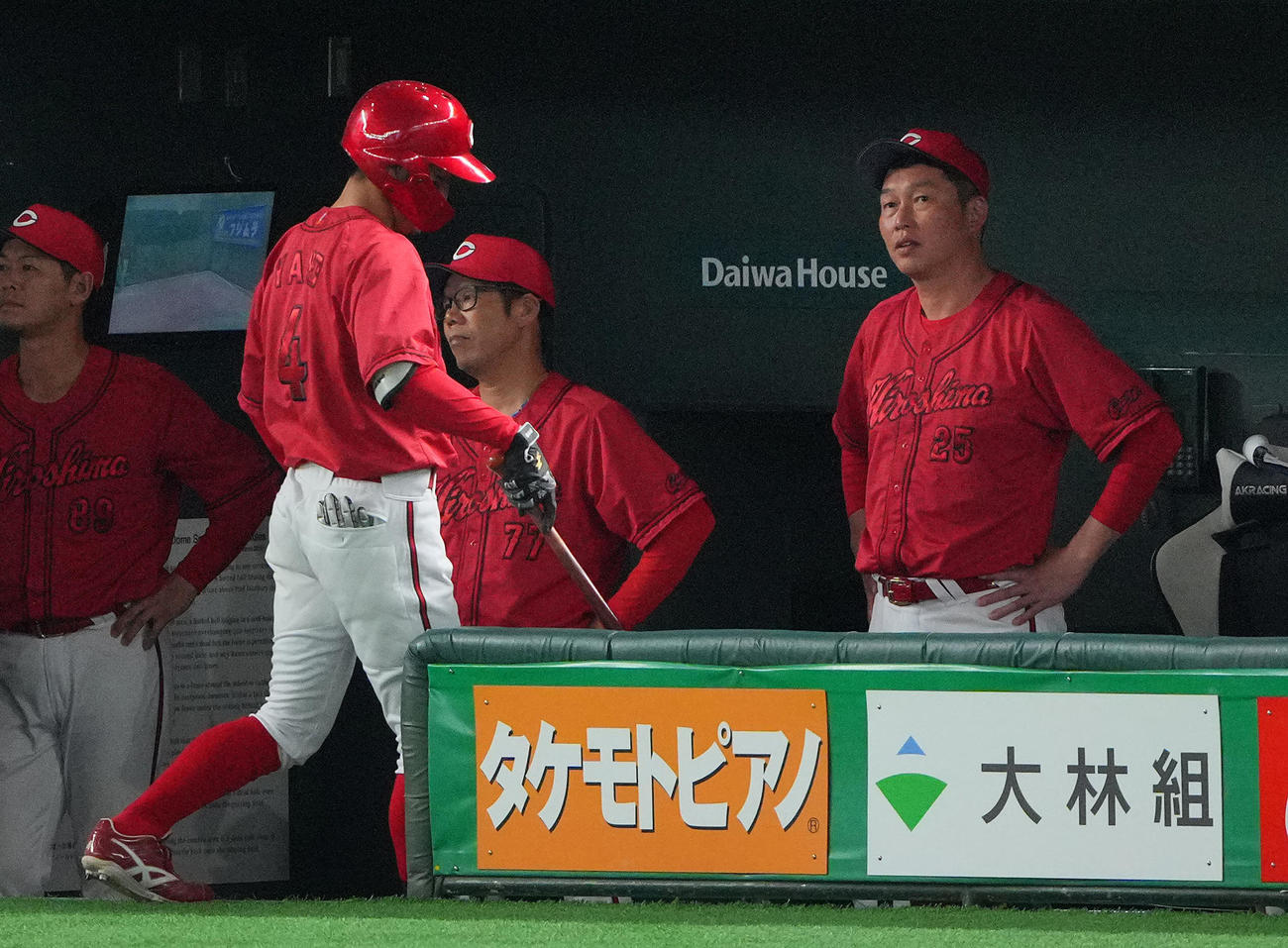 巨人対広島　10回表広島1死一、二塁、見逃しの三振に倒れた矢野（左）とさえない表情の新井監督（右）（撮影・垰建太）