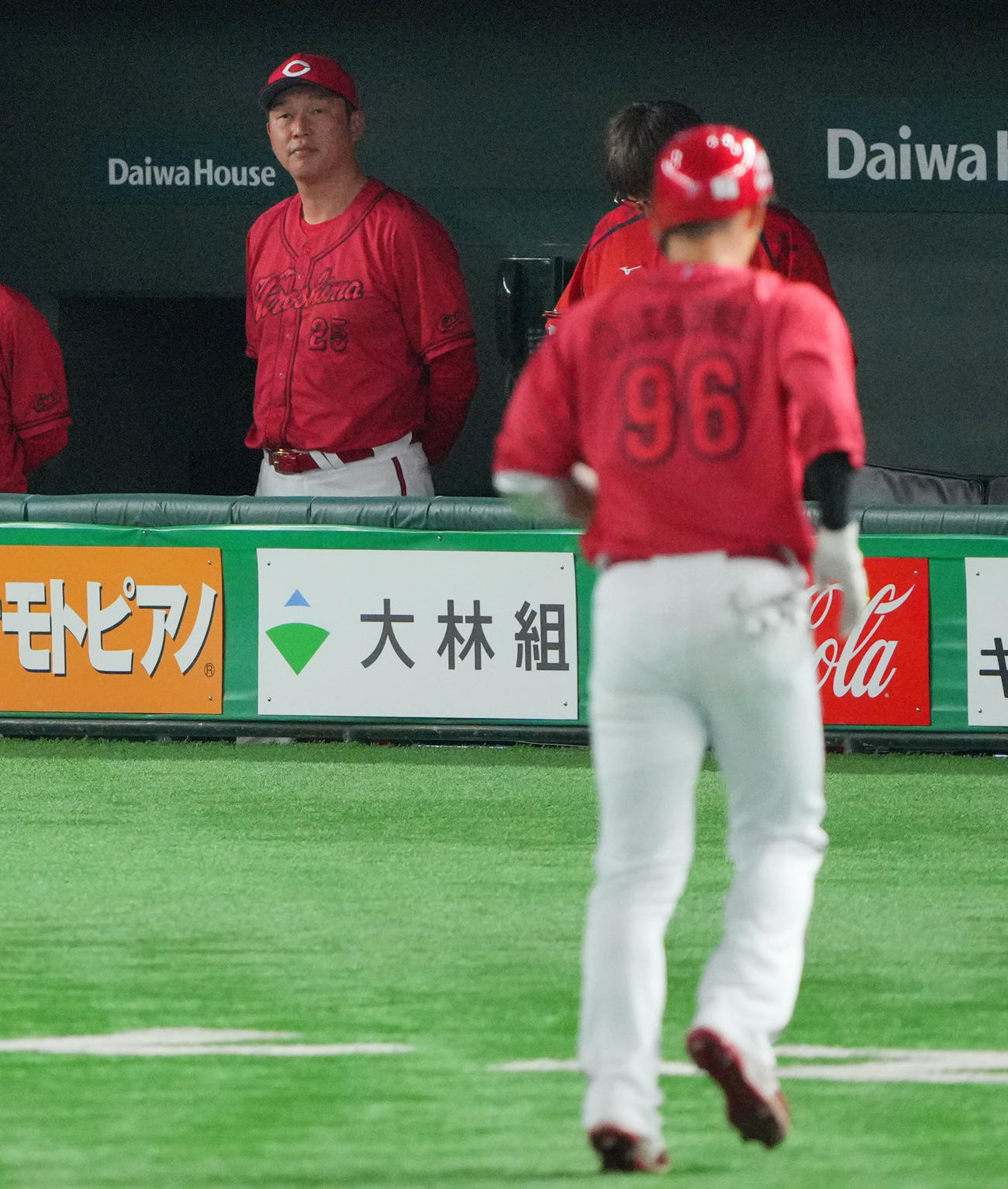 巨人対広島　8回表広島無死、代打中村奨（右）も相手の好守に阻まれ中飛となり渋い表情の新井監督（撮影・垰建太）