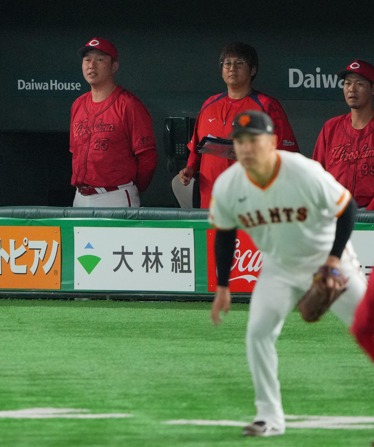 巨人対広島　2回表広島2死一、三塁、田中将（手前）を横目に笑みを浮かべる新井監督（左）（撮影・垰建太）