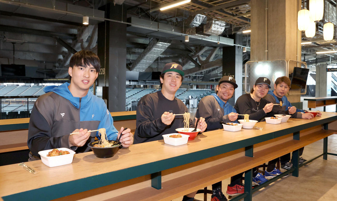 「七つ星横町　裏路地ラーメンテラス」で提供されるラーメンを試食する日本ハムの左から達、北山、伊藤、金村、加藤貴（撮影・黒川智章）