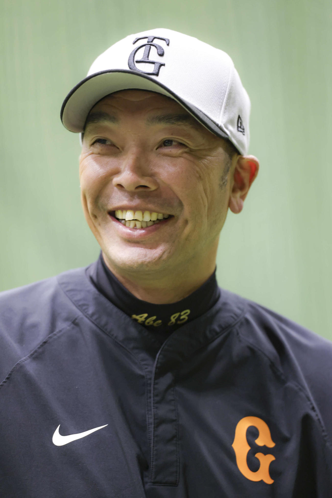 DeNA対巨人　練習中、笑顔を見せる巨人阿部監督（球団提供）