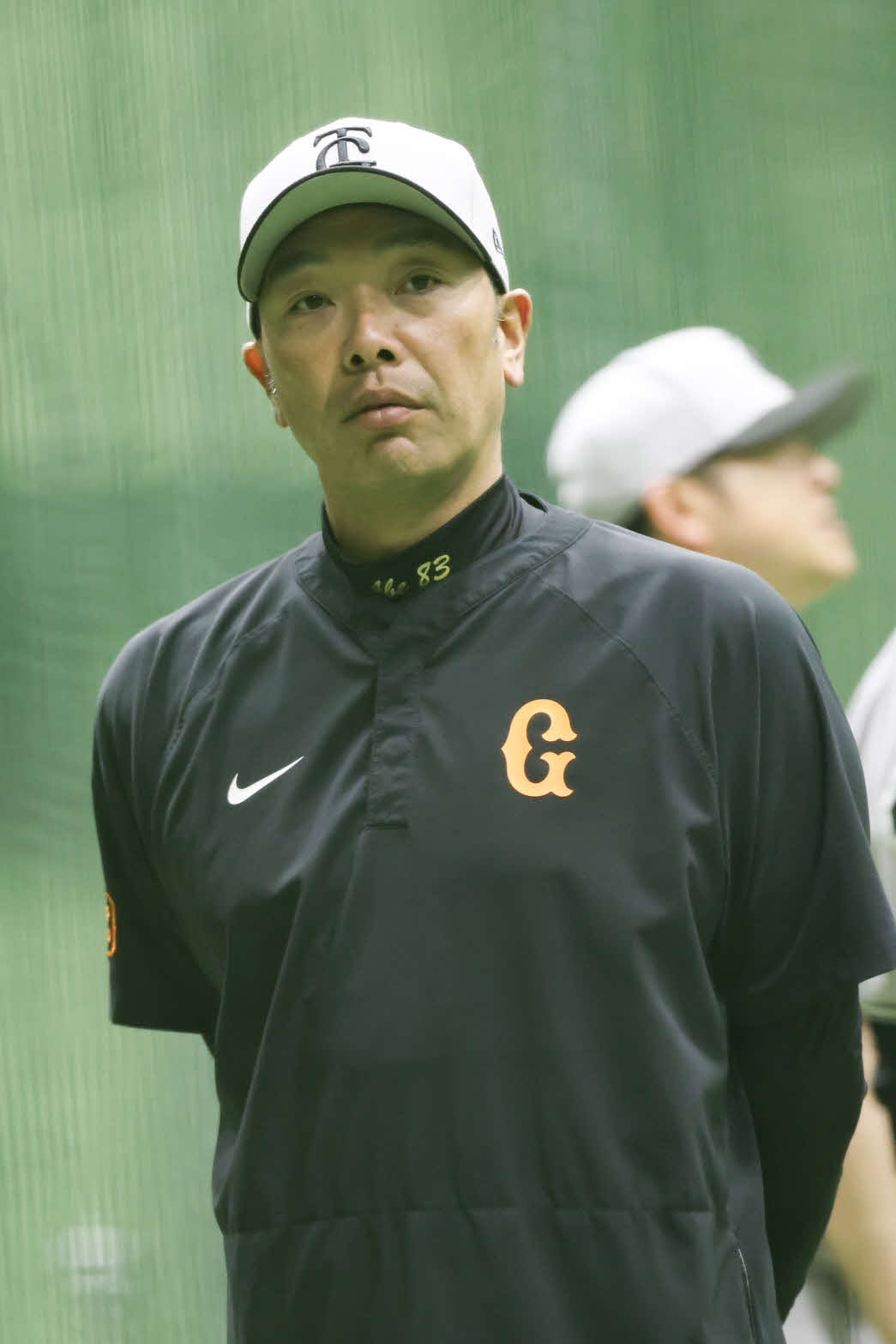 DeNA対巨人　真剣な表情で練習を見つめる巨人阿部監督（球団提供）