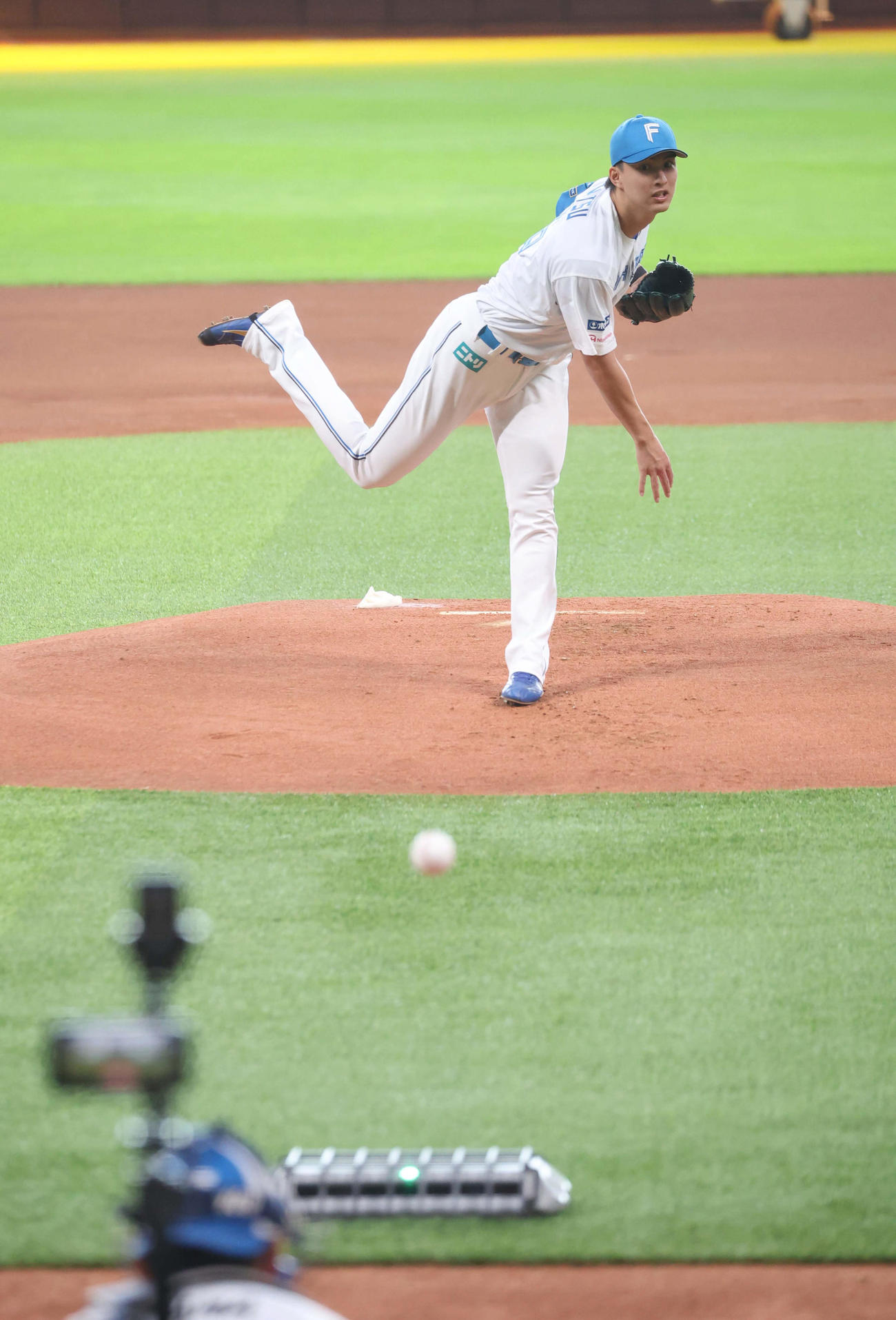 マウンドで投球する日本ハム達（撮影・黒川智章）