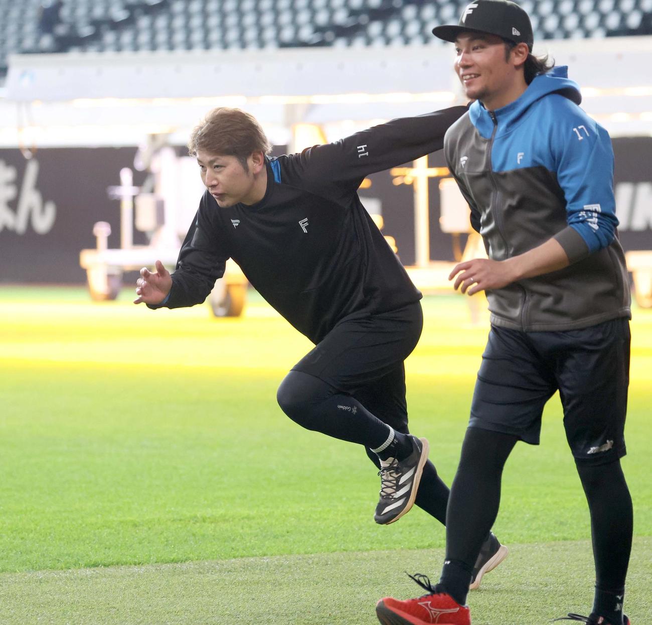 ダッシュする日本ハム加藤貴。右は伊藤（撮影・黒川智章）
