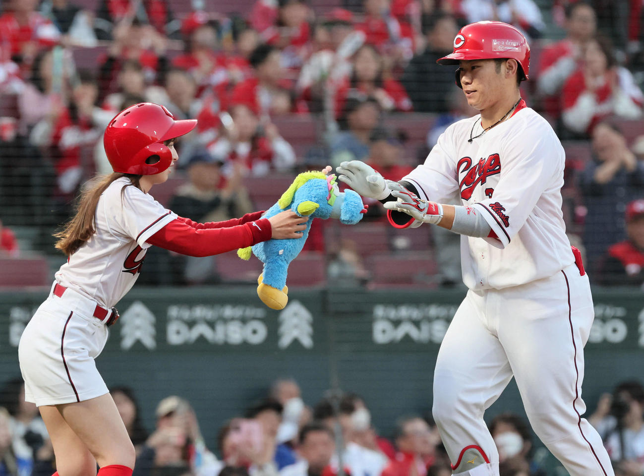 広島対新中日　回裏広島1死、先制右越え本塁打を放った坂倉（撮影・加藤孝規）