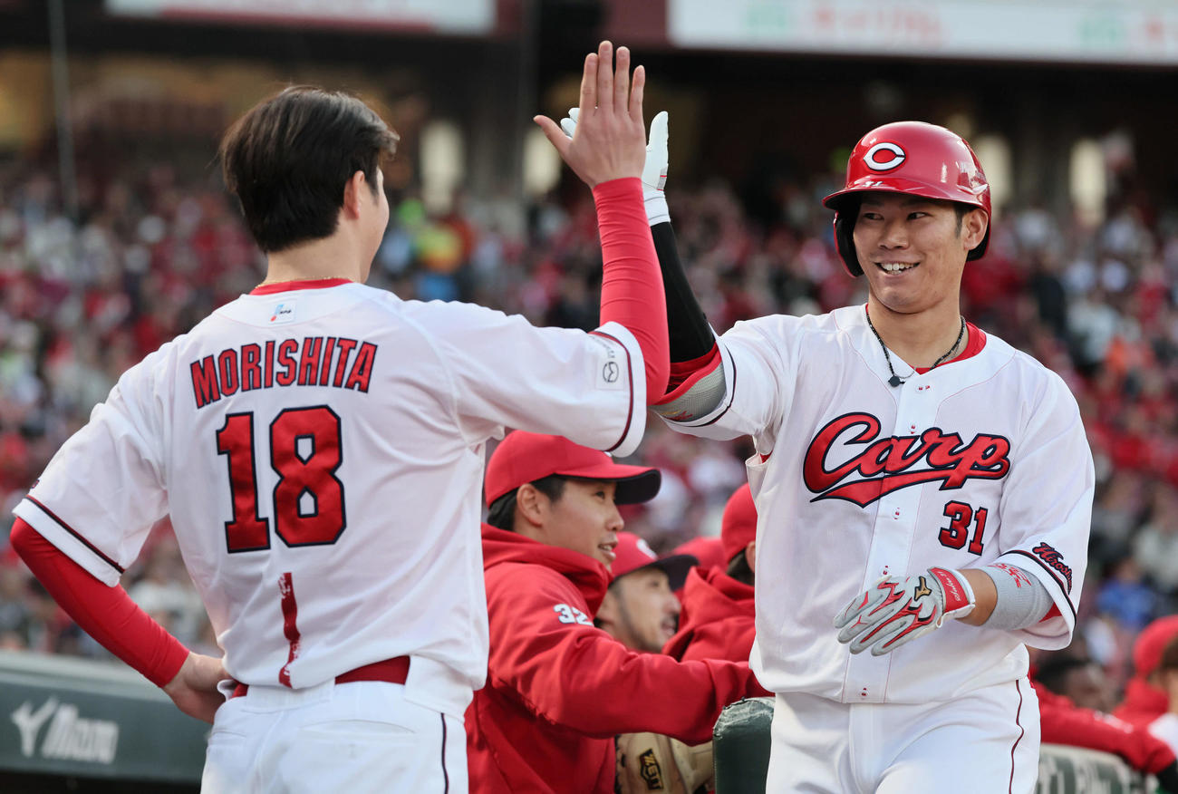 広島対新中日　2回裏広島1死、先制右越え本塁打を放ち森下（左）に迎えられる坂倉（撮影・加藤孝規）