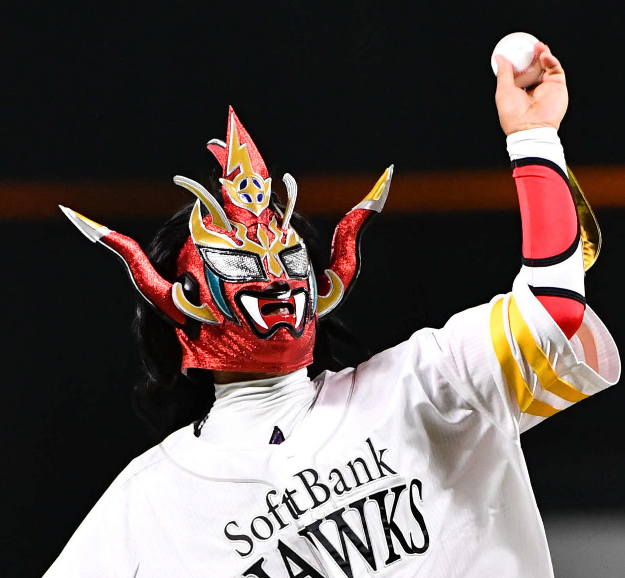 ソフトバンク対ロッテ　始球式を行う元プロレスラーの獣神サンダー・ライガー（撮影・岩下翔太）