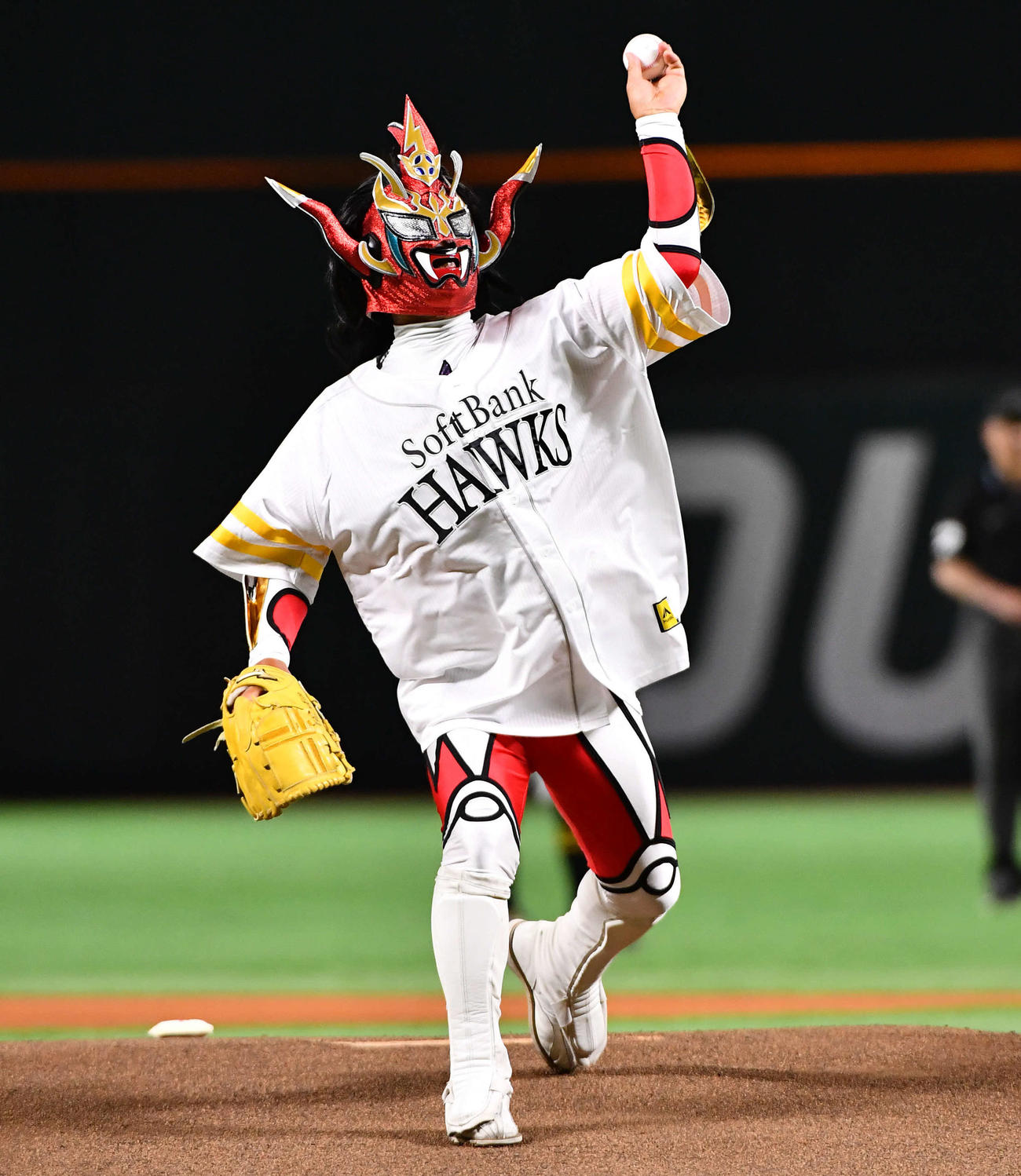 ソフトバンク対ロッテ　始球式を行う元プロレスラーの獣神サンダー・ライガー（撮影・岩下翔太）