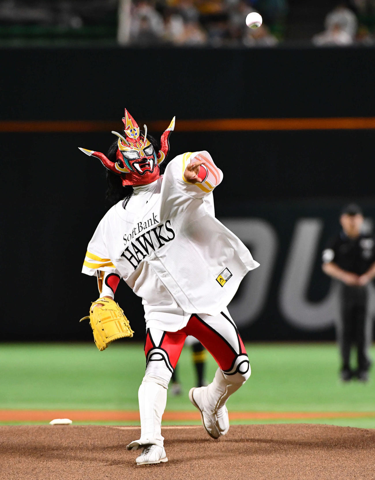 ソフトバンク対ロッテ　始球式を行う元プロレスラーの獣神サンダー・ライガー（撮影・岩下翔太）