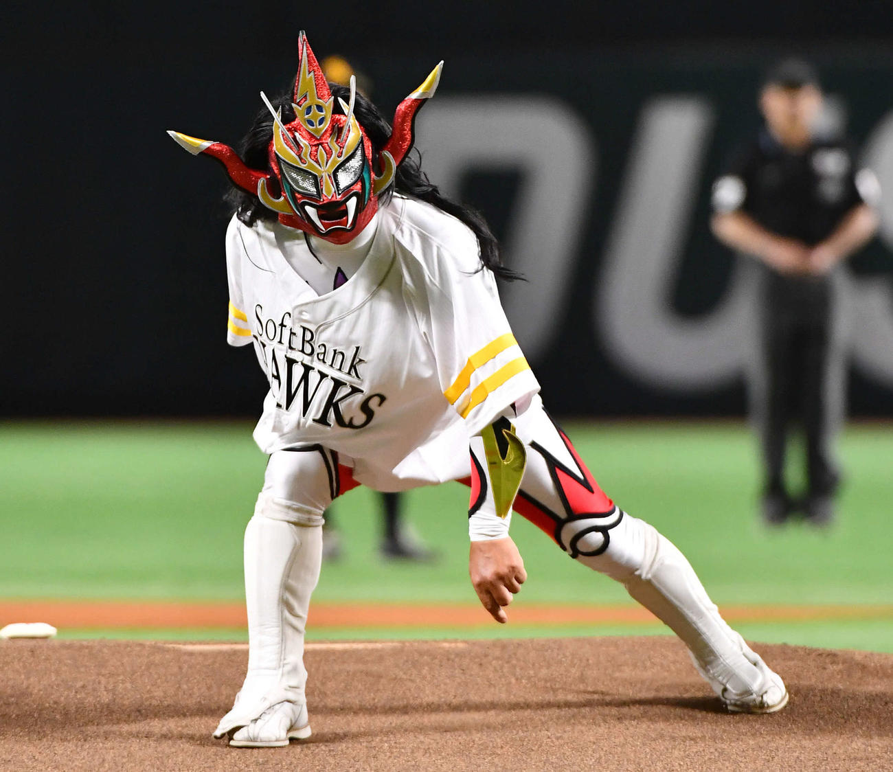 ソフトバンク対ロッテ　始球式を行う元プロレスラーの獣神サンダー・ライガー（撮影・岩下翔太）