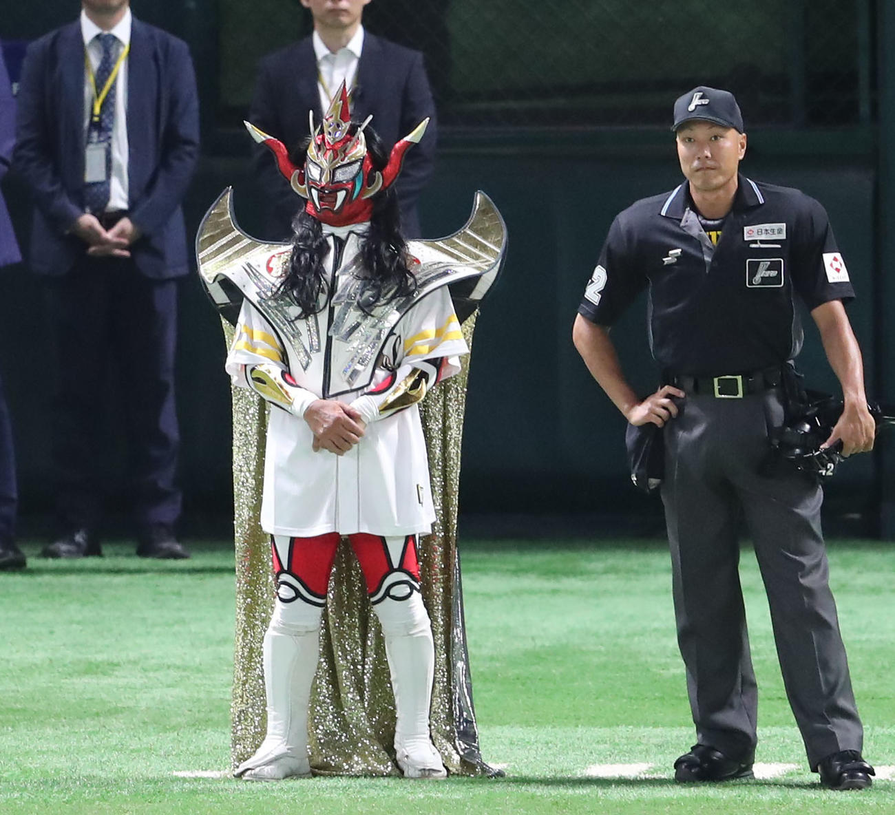 ソフトバンク対ロッテ　始球式を待つ獣神サンダー・ライガー（撮影・梅根麻紀）