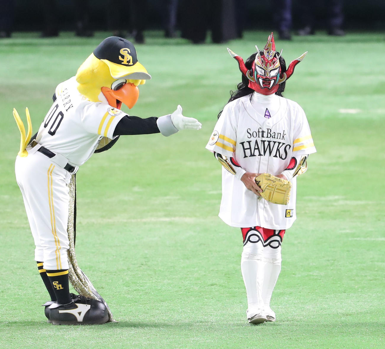 ソフトバンク対ロッテ　始球式でマウンドに向かう獣神サンダー・ライガー（撮影・梅根麻紀）